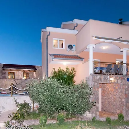 Zubak Villa *